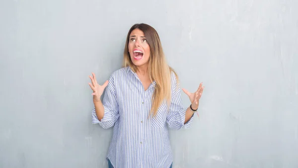 Mujer Adulta Joven Sobre Pared Grunge Gris Con Ropa Negocios —  Fotos de Stock