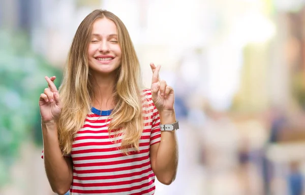 Młody Piękny Blond Kobieta Białym Tle Uśmiechnięty Palców Przejściach Nadzieją — Zdjęcie stockowe