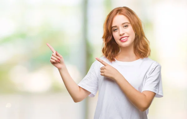 年轻美丽的女人在孤立的背景下微笑着 看着相机指着两只手和手指的侧面 — 图库照片