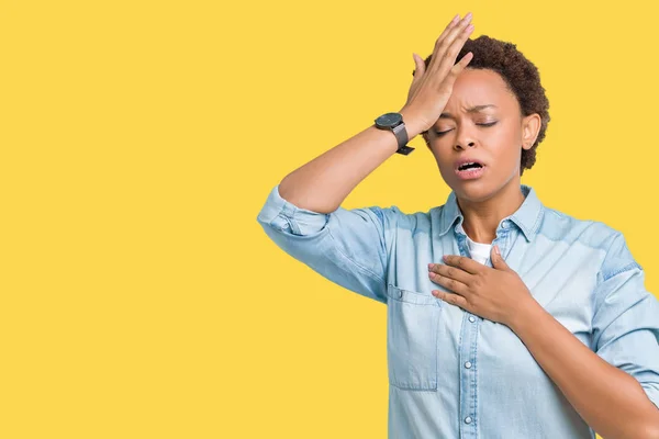 Giovane Bella Donna Afro Americana Sfondo Isolato Toccando Fronte Malattia — Foto Stock