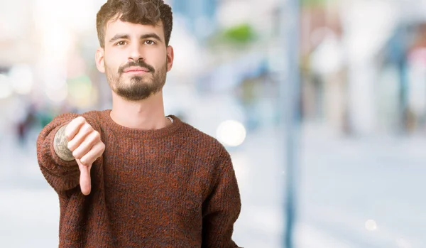 Junger Gutaussehender Mann Winterpullover Über Isoliertem Hintergrund Der Unglücklich Und — Stockfoto