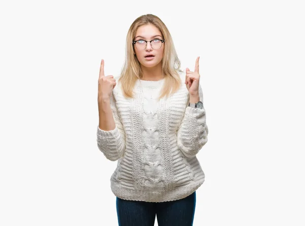 Young Caucasian Woman Wearing Glasses Isolated Background Amazed Surprised Looking — Stock Photo, Image