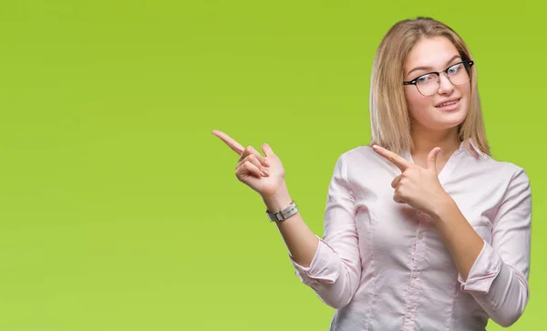 Junge Kaukasische Geschäftsfrau Mit Brille Vor Isoliertem Hintergrund Lächelt Und — Stockfoto