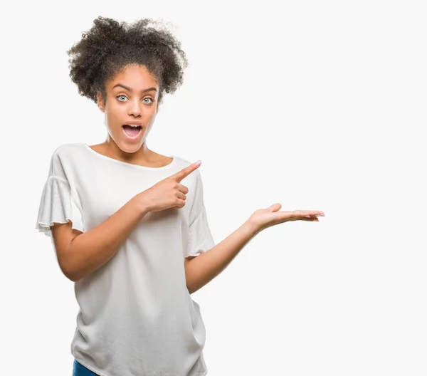 Jovem Afro Americana Sobre Fundo Isolado Espantado Sorrindo Para Câmera — Fotografia de Stock