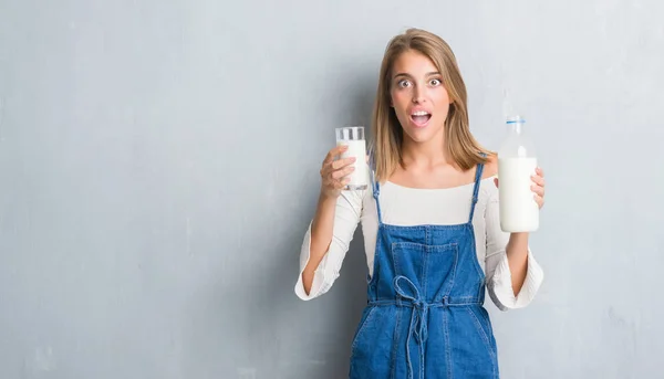 Vacker Ung Kvinna Över Grunge Grå Vägg Driking Ett Glas — Stockfoto