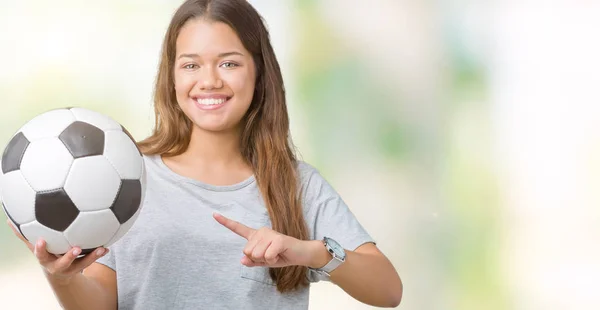 Junge Schöne Brünette Frau Hält Fußball Ball Über Isolierten Hintergrund — Stockfoto