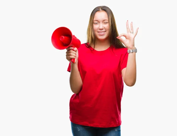 Νεαρή Γυναίκα Καυκάσιος Φωνάζοντας Μέσω Μεγαφώνων Πέρα Από Απομονωμένο Υπόβαθρο — Φωτογραφία Αρχείου