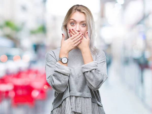 Giovane Donna Bionda Sfondo Isolato Scioccato Copertura Bocca Con Mani — Foto Stock