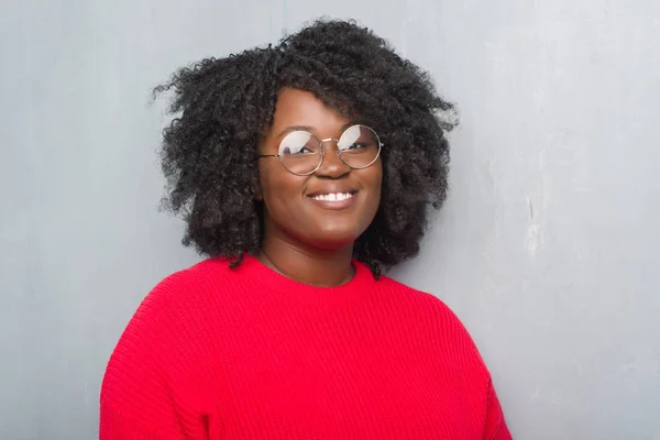 Unga Afroamerikanska Kvinnan Över Grå Grunge Väggen Klädd Vinter Tröja — Stockfoto