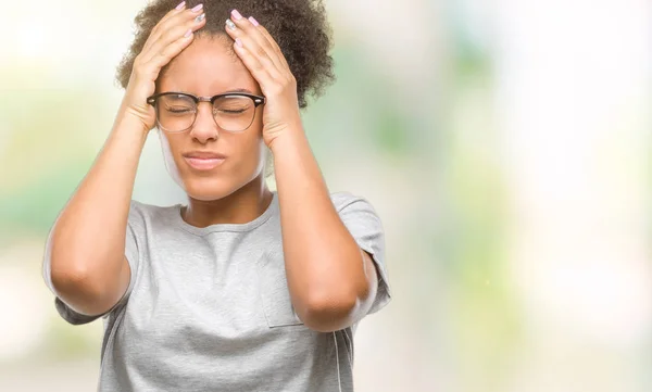 Jeune Femme Afro Américaine Portant Des Lunettes Sur Fond Isolé — Photo