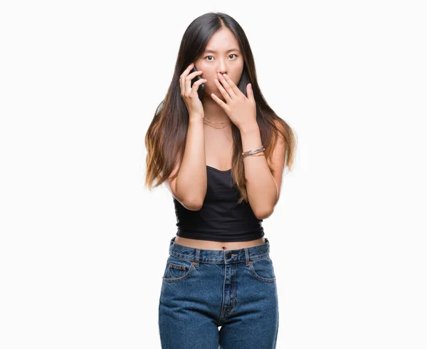 Νεαρά Ασιατικές Γυναίκα Μιλώντας Στο Τηλέφωνο Πάνω Από Στόμα Κάλυμμα — Φωτογραφία Αρχείου