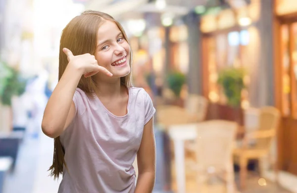 Giovane Bella Ragazza Sfondo Isolato Sorridente Facendo Gesto Del Telefono — Foto Stock