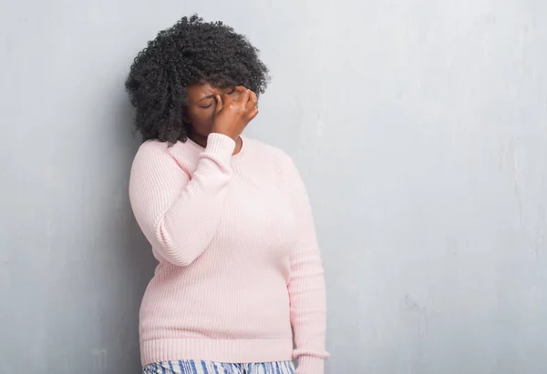 Jovem Afro Americana Size Mulher Sobre Parede Grunge Cinza Vestindo — Fotografia de Stock