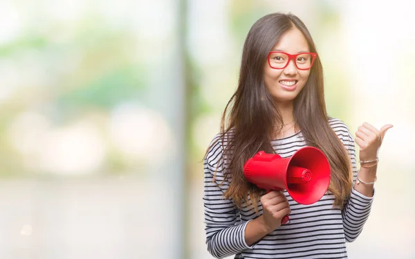 Jovem Mulher Asiática Segurando Megafone Sobre Fundo Isolado Apontando Mostrando — Fotografia de Stock