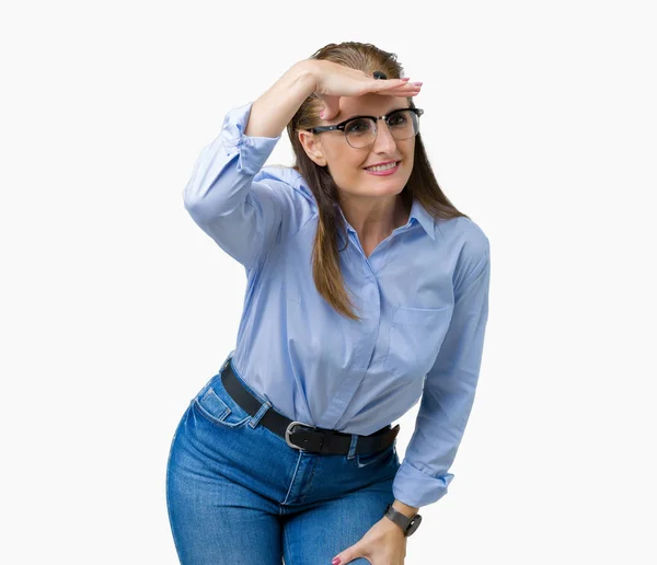 美しい中年成熟したビジネス女性で眼鏡をかけては 非常に幸せと笑顔の頭上の手で遠く離れている背景を隔離しました 概念を検索 — ストック写真