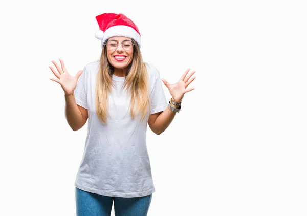 若くてきれいな女性をクリスマスの帽子をかぶっては 背景を祝う怒って叫んで調達とクローズの目が興奮して腕を成功のために狂気を分離しました 勝者の概念 — ストック写真
