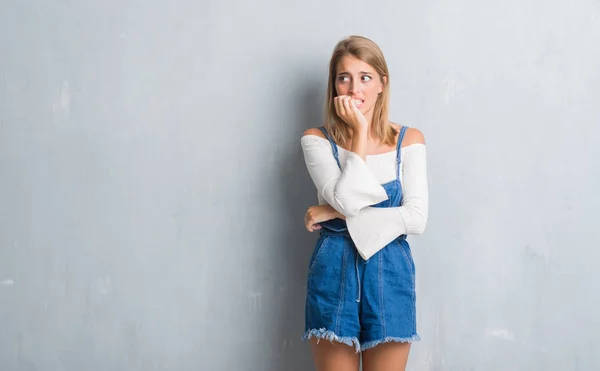 Bella Giovane Donna Piedi Sopra Grunge Muro Grigio Cercando Stressato — Foto Stock