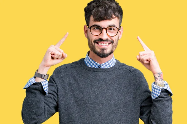 Jovem Bonito Homem Inteligente Vestindo Óculos Sobre Fundo Isolado Sorrindo — Fotografia de Stock