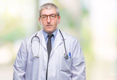 Yakışıklı kıdemli Doktor adam yüzünde ciddi bir ifade ile izole arka plan üzerinde. Basit ve doğal kameraya bakıyor.