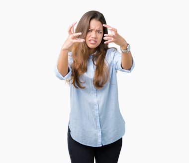 Genç güzel esmer iş kadını izole arka plan öfke ile sinirli bağırarak üzerinde eller boğazlamak istiyor deli bağırıyor