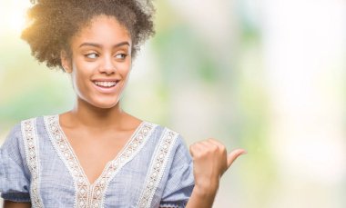 Genç afro Amerikalı kadın arıyorum ve başparmak yanında yukarıyı mutlu yüz ile gülümseyen izole arka plan üzerinde.