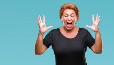 Atrractive üst düzey beyaz Kızıl saçlı kadın yüzünden arka plan deli kutluyor izole ve crazy arms ile başarı için kaldırdı ve heyecanlı çığlık gözler kapalı. Kazanan kavramı