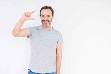 Üst düzey yakışıklı izole arka plan gülümseyen ve süre seyir ve kamera boyutu işaret parmaklarıyla yapıyor el ile kendinden emin eller üzerinde. Ölçü kavramı.