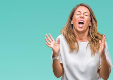 İzole arka plan çılgın ve kızgın bağırarak ve agresif ifade ve silah kaldırdı bağırmaya orta yaş İspanyol kadın kıdemli. Hayal kırıklığı kavramı.