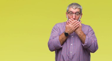 Üzerinde gözlük takan yakışıklı komuta sizde arka plan ağız hata için elleriyle kapsayan şok izole. Gizli kavramı.