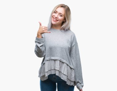 Sarışın genç kadın yapıyor gülümseyen izole arka plan üzerinde telefon hareketi ile el ve parmak telefonda konuşuyor gibi. Kavramları iletişim.