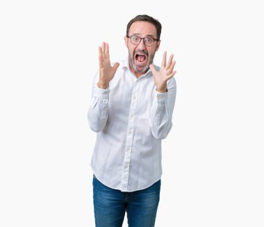 Üzerinde gözlük takan yakışıklı orta yaş zarif üst düzey iş adamı arka plan deli izole ve deli bağırarak ve agresif ifade ve silah kaldırdı bağırıyor. Hayal kırıklığı kavramı.