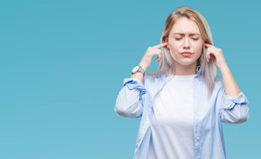 Genç Sarışın kadın parmakları ile yüksek sesle müzik gürültü rahatsız ifade kulaklarıyla kapsayan izole arka plan yüzünden. Sağır kavramı.