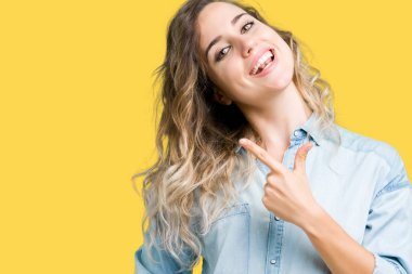 İzole arka neşeli bir gülümseme ile el ve parmak kadar yan yüzünde mutlu ve doğal ifade ile işaret yüz güzel genç sarışın kadın