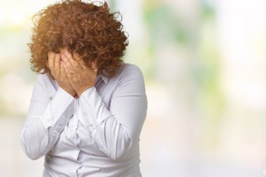 Yüzünü elleriyle ağlayarak süre kapsayan üzgün ifade ile izole arka plan güzel orta ager üst düzey businees kadın. Depresyon kavramı.