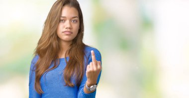 İzole arka plan gösteren orta parmak, kaba ve kaba siktir git ifade üzerinde mavi kazak giyen genç güzel esmer kadın