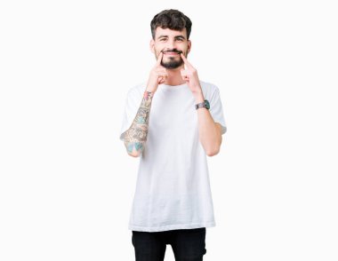 Beyaz t-shirt üzerinde izole giyen genç yakışıklı adam arka plan gülen açık ağız ile parmak işaret ve neşeli gülümseme zorlamadan