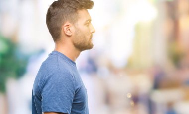 Yakışıklı delikanlı izole arka tarafına, seyir üzerinde dinlenmek doğal yüz emin gülümseme ile pozuyla profili.