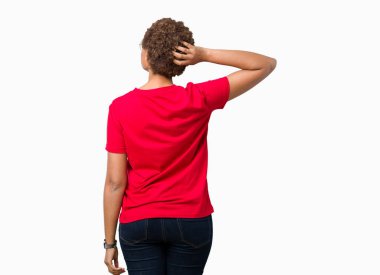 Güzel genç Afro-Amerikan kadın hakkında şüphe ile baş taraftan izole arka plan geriye düşünme üzerinde gözlük