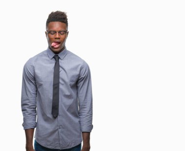 Genç Afro-Amerikalı iş adamı dilini izole arka plan üzerinde out komik ifade ile mutlu. Duygu kavramı.