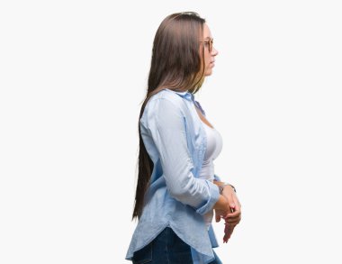 Genç beyaz güzel iş kadın gözlük izole arka tarafına, seyir üzerinde dinlenmek doğal yüz emin gülümseme ile pozuyla profili.