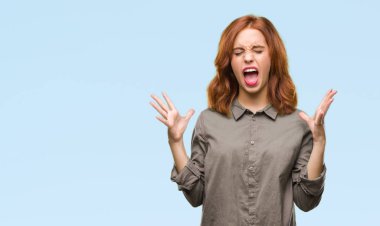 Genç güzel kadın yüzünden kızgın ve silah ile başarı için deli kutluyor izole arka plan ortaya çıkar ve heyecanlı çığlık gözler kapalı. Kazanan kavramı