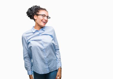 Üzerinde gözlük takan genç örgülü saç Afro-Amerikan iş kız arka plan uzak tarafına gülümseme ile yüzünde, doğal ifade arıyorum izole. Kendine güvenen gülüyor.