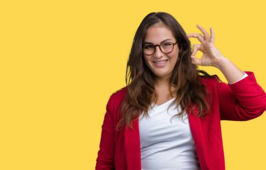 Artı boyutu genç iş kadını güzel üzerinde şık ceket ve gözlük takıyor arka plan el ve parmaklar ok işaretiyle yapıyor olumlu gülümseyen izole. Başarılı ifade.