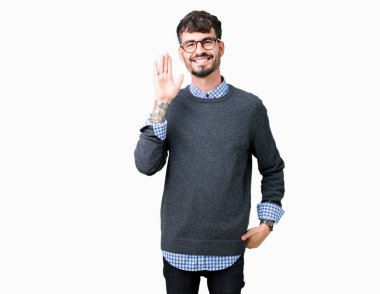 Genç yakışıklı zeki adam izole arka plan Waiving mutlu selam söyleyerek üzerinde gözlük ve gülümseyen, dostça karşılama jest