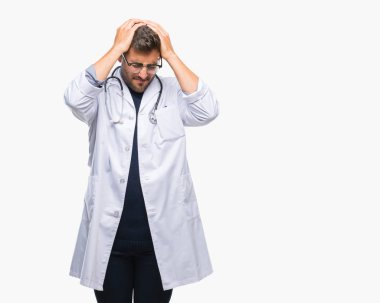 Genç yakışıklı Doktor adam çünkü umutsuz ve stresli baş ağrısı acı izole arka plan üzerinde ağrı ve migren. Ellerini kafasına.