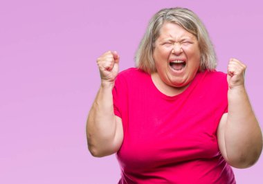 Kıdemli artı boyutu beyaz kadın izole arka plan çılgın ve kızgın bağırarak ve agresif ifade ve silah kaldırdı bağırıyordu. Hayal kırıklığı kavramı.