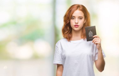 Pasaport Kanada acımak yüz ciddi düşünüyorum üstünde kendine güvenen bir ifade ile izole arka plan üzerinde tutan genç güzel kadın