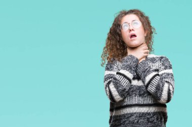 Güzel esmer kıvırcık saçlı Genç kız gözlük üzerinde arka plan bağırarak izole ve çünkü boğmak acı kendi ellerimle öldürürüm. Sağlık sorunu. Yaralarından ve intihar kavramı.