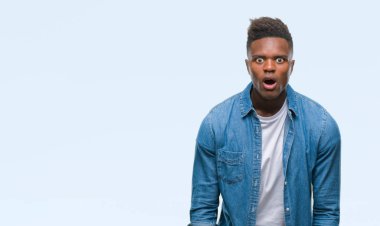 Genç Afro-Amerikan adam korkuyor ve şok sürpriz ifade ile izole arka plan üzerinde korku ve yüz heyecanlı.
