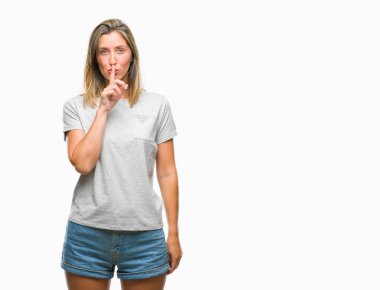 Dudaklarında parmak ile sessiz olmanı izole arka plan üzerinde genç güzel kadın. Sessizlik ve gizli kavramı.